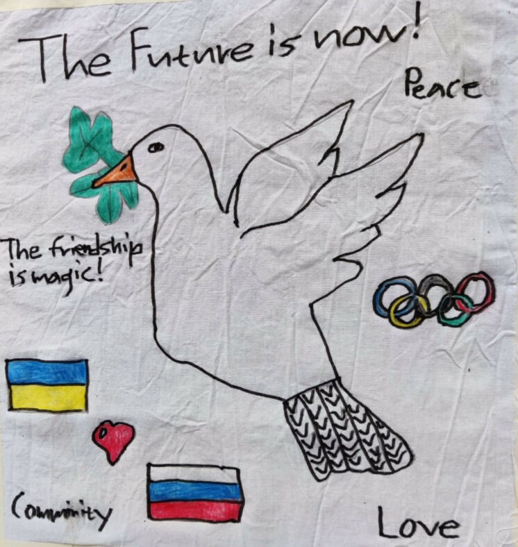 Kyyhkynen oliivinlehti suussa, Ukrainan ja Venäjän lippu, olympiarenkaat ja tekstit The future is now, The friendship is magic, Community, Peace, Love.