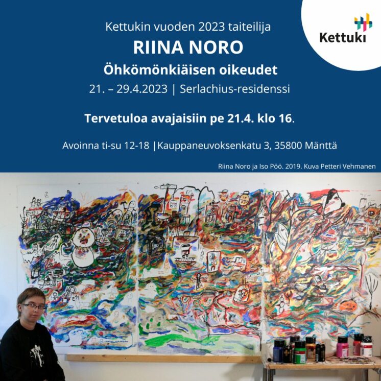 Näyttelykutsussa Riina Noro istuu ison teoksensa Iso Pöön vasemmassa reunassa. Kuvan on ottanut Petteri Vehmanen.