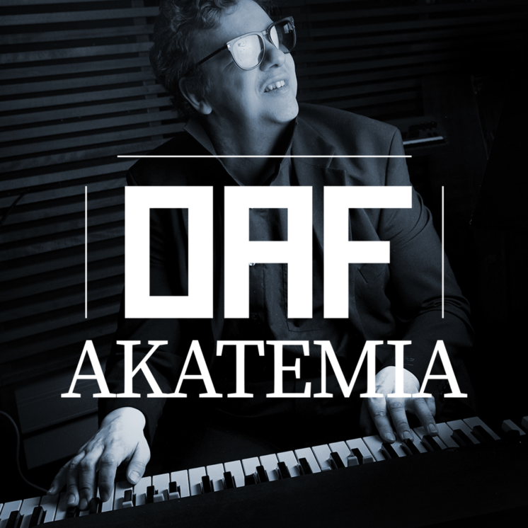 OAF Akatemia ja kuvassa Kalle Salonen soittaa hymyillen pianoa.